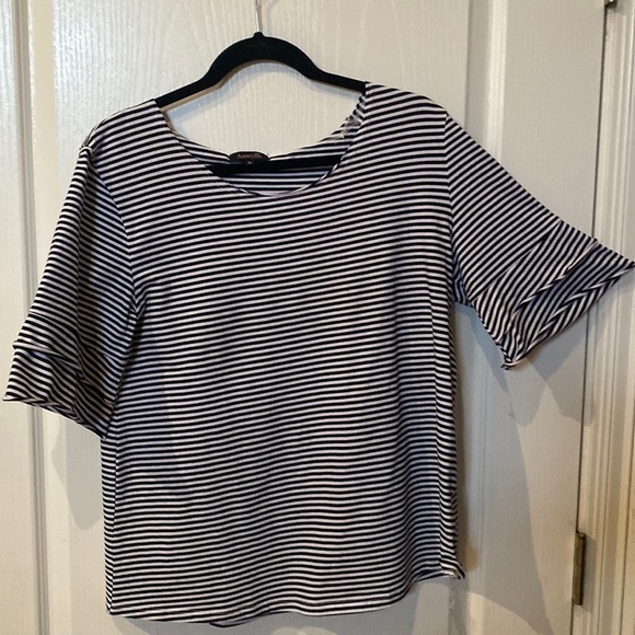 Amaryllis Sz M Crewneck longer short sleeve top - Picture 1 of 5